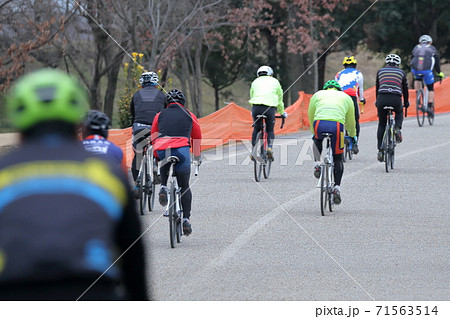 練習走行するロードレーサー(自転車レース シクロクロス) 練習走行するロードレーサー(自転車レース シクロクロス) 71563514