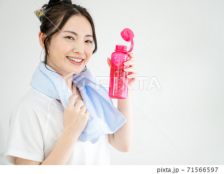 スポーツ後に水分補給をする若い女性 スポーツ後に水分補給をする若い女性 71566597