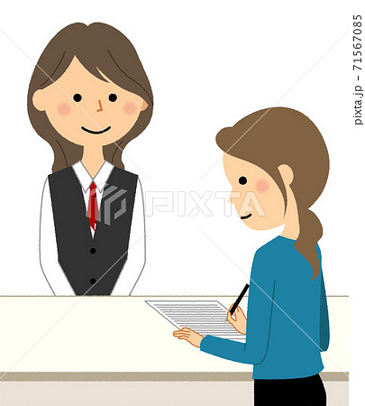 受付する制服姿の女性 71567085