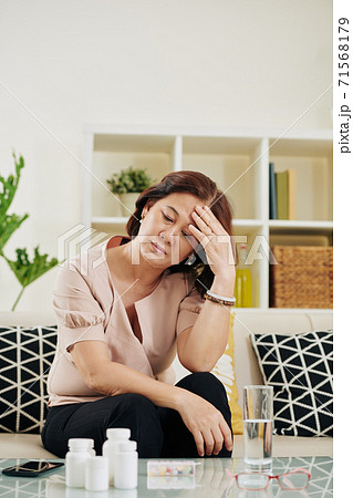 Woman suffering from headache 71568179