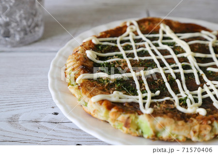 皿にのせたお好み焼き 皿にのせたお好み焼き 71570406