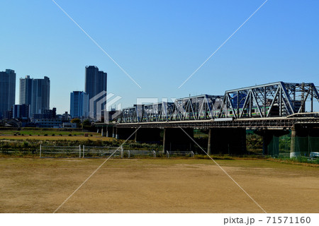 川崎市　多摩川越しに観る秋の武蔵小杉のタワーマンション群と鉄道 71571160