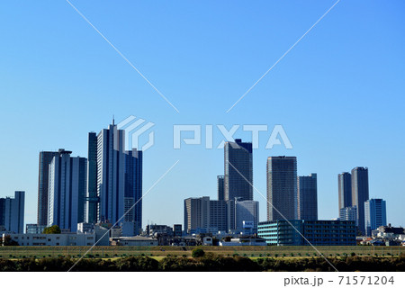川崎市 多摩川越しに観る秋の武蔵小杉のタワーマンション群の風景 川崎市 多摩川越しに観る秋の武蔵小杉のタワーマンション群の風景 71571204