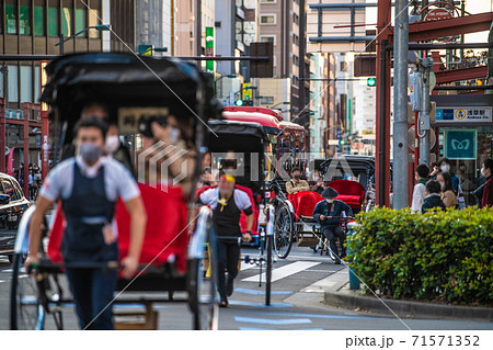 日本の東京都市景観 浅草で人気の人力車にも観光客の姿が戻って来たけれど…=2020年11月15日 日本の東京都市景観 浅草で人気の人力車にも観光客の姿が戻って来たけれど…=2020年11月15日 71571352