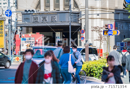 日本の東京都市景観 「浅草駅」前の横断歩道。そこどけそこどけ自転車様が通る… 71571354