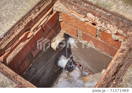 Box for drainage of house pipes made with brick, cement and pvc pipes 71571469