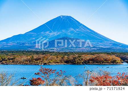 (山梨県)秋の精進湖 湖上スポーツを楽しむ人達と富士山 (山梨県)秋の精進湖 湖上スポーツを楽しむ人達と富士山 71571924