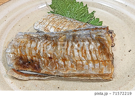 家庭的で素朴な自宅調理の 太刀魚の塩焼き 色鉛筆画風のイラスト素材