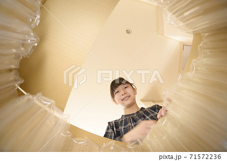 通販で買った商品を開封する女の子（内側からの視点） 71572236
