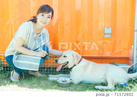 犬に水をあげる女性 犬に水をあげる女性 71572602