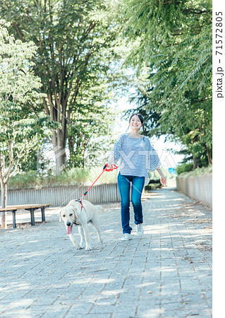 犬の散歩をする女性 犬の散歩をする女性 71572805