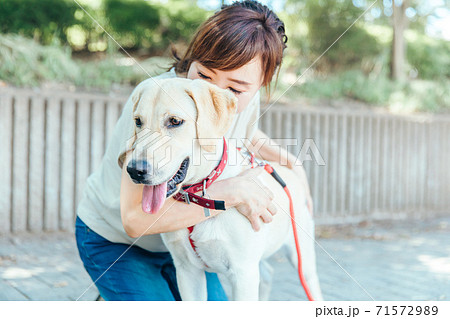 犬の散歩をする女性 犬の散歩をする女性 71572989