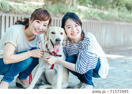 犬の散歩をする女性たち 71572995