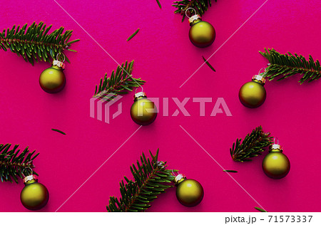 クリスマスの背景素材 クリスマスツリー モミの木 クリスマスボール の写真素材