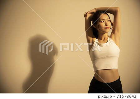 女性　　アスリート　スポーツ 71573642