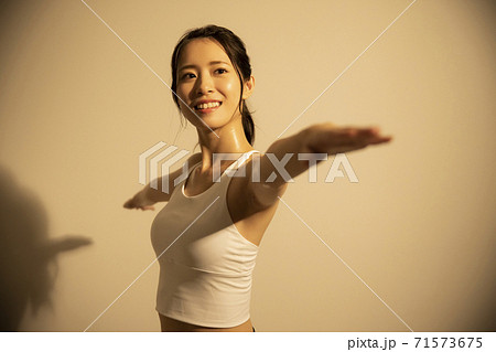 女性　　アスリート　スポーツ 71573675