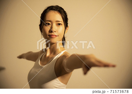 女性　　アスリート　スポーツ 71573678