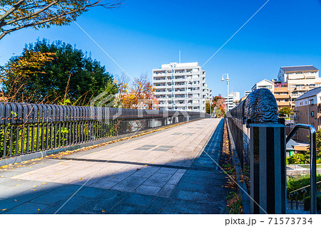 東京都八王子市 京王堀之内駅 駅前風景 風見鶏歩道橋の写真素材