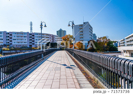 東京都八王子市 京王堀之内駅 駅前風景 風見鶏歩道橋の写真素材