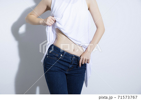 お腹　ウエスト　くびれ　 71573767