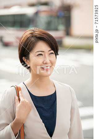 スーツを着て通勤する日本人ビジネスウーマン 働く40代の女性の写真素材 スーツを着て通勤する日本人ビジネスウーマン 働く40代の女性の写真素材