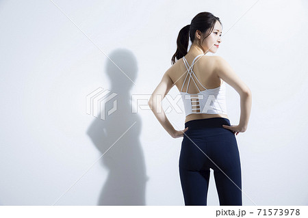 女性　　アスリート　スポーツ 71573978