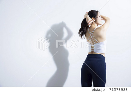 女性　　アスリート　スポーツ 71573983