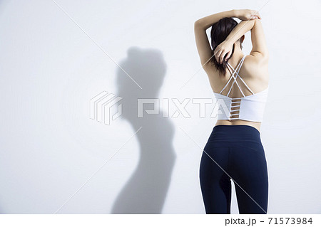 女性　　アスリート　スポーツ 71573984
