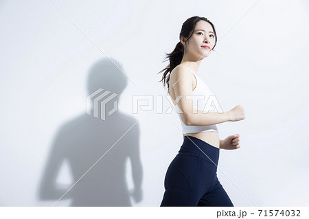 女性　　アスリート　スポーツ　　 71574032