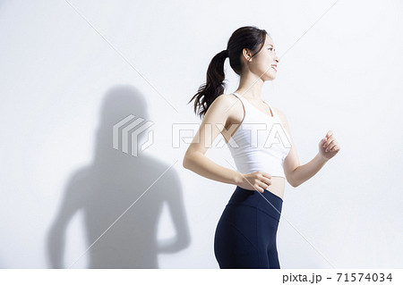 女性　　アスリート　スポーツ　　 71574034