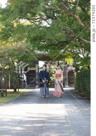 的山荘の門をバックに 71574202