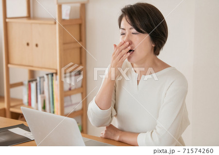 テレワーク・在宅ワークに疲労を感じる女性 テレワーク・在宅ワークに疲労を感じる女性 71574260