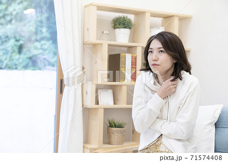 冷え性の女性 悪寒 体調不良 冷え性の女性 悪寒 体調不良 71574408