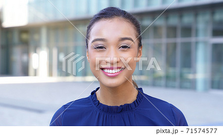 笑顔の外国人女性の写真素材