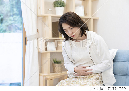女性　体調不良 71574769