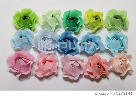 折り紙で作った手作りのバラの花の写真素材