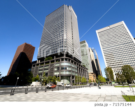 東京都 丸の内駅前広場とオフィスビル街 東京都 丸の内駅前広場とオフィスビル街 71575144
