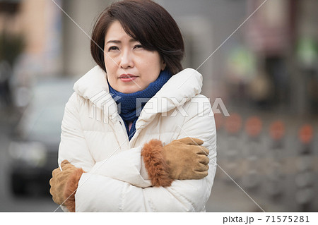 ダウン・コート・防寒着を着た冬の女性 71575281