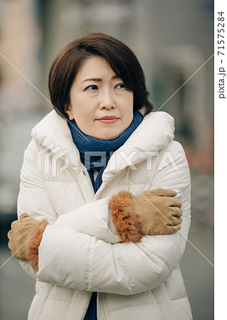 ダウン・コート・防寒着を着た冬の女性 ダウン・コート・防寒着を着た冬の女性 71575284