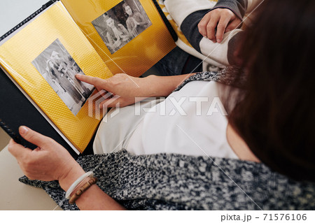 Looking at old photos Looking at old photos 71576106