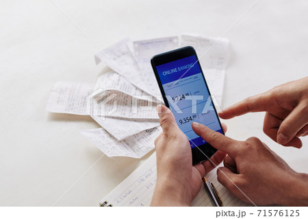 Son showing banking app to mother 71576125