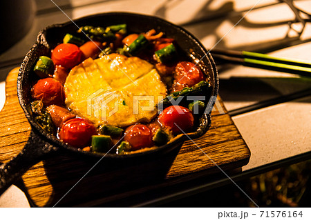 キャンプご飯 カマンベールチーズのアヒージョ の写真素材