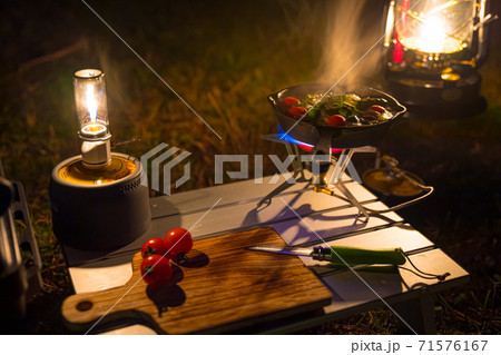 キャンプご飯 カマンベールチーズのアヒージョ の写真素材