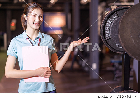 Woman gym trainer 71576347