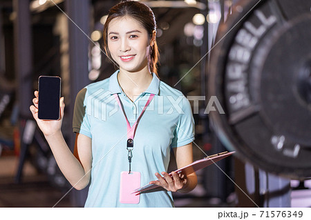 Woman gym trainer 71576349