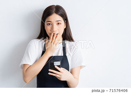 A waitress holding smartphone A waitress holding smartphone 71576406