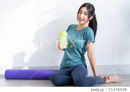 Woman fitness 71576436