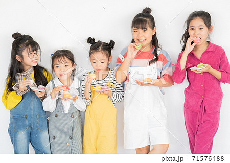 Children eating Children eating 71576488