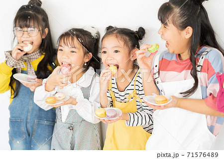 Children eating Children eating 71576489