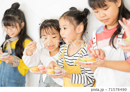 Children eating 71576490